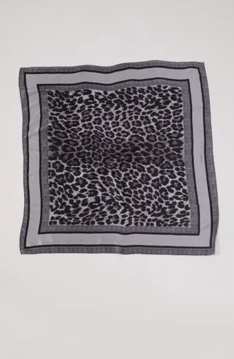Sivá leopardia šatka