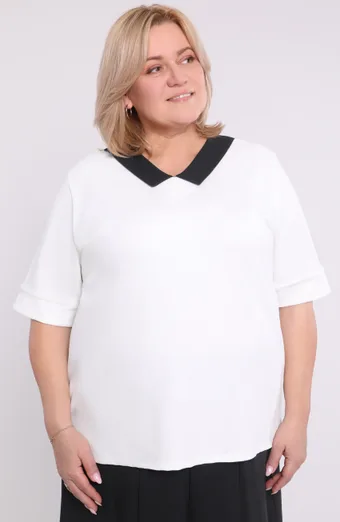 Tmavomodrá blúzka s bielym golierom