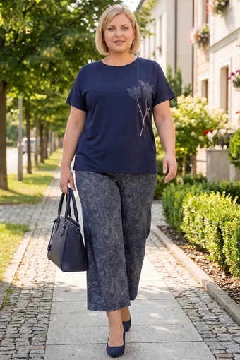Tmavomodrá komplet s kvetinovou potlačou
